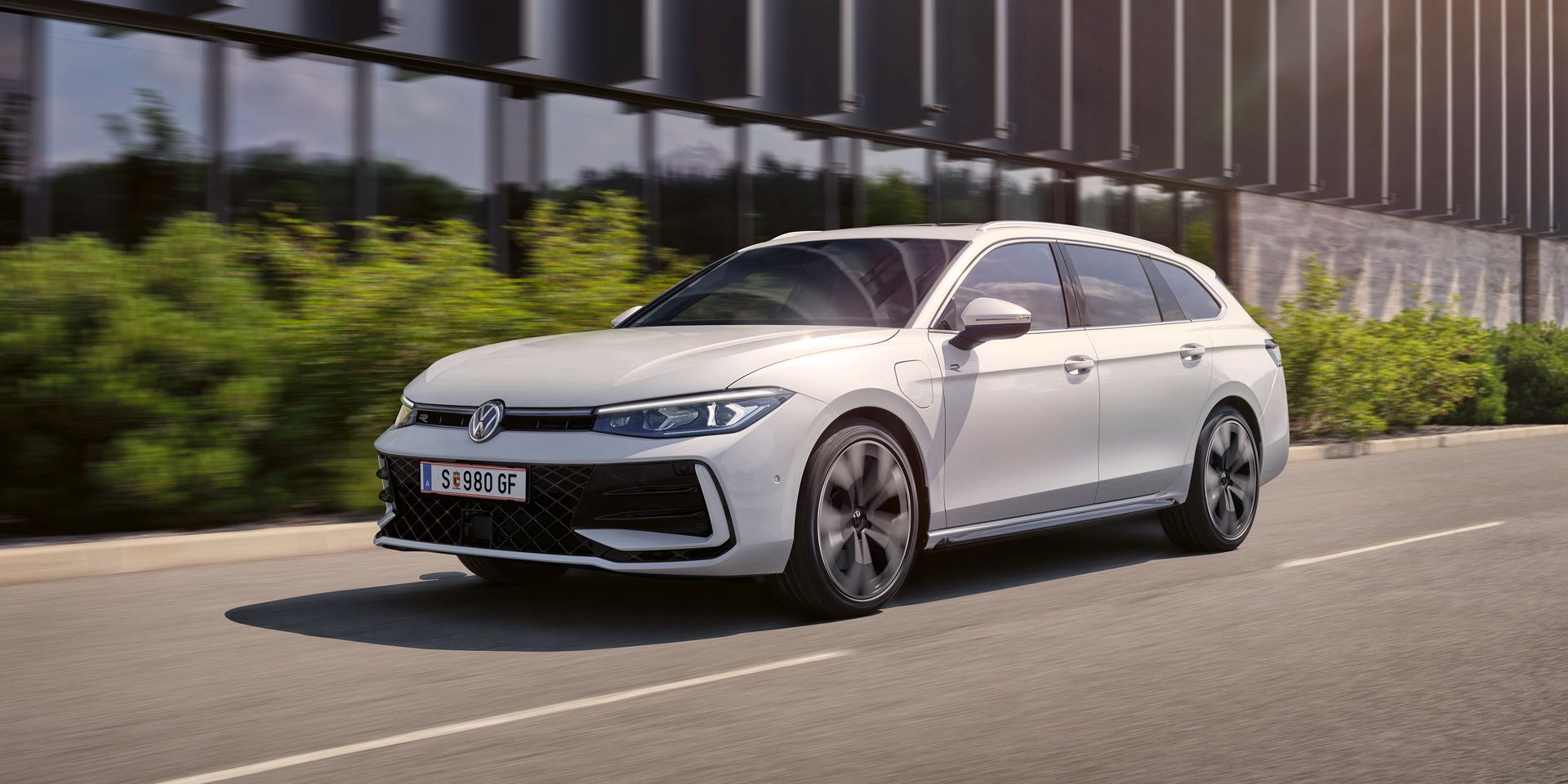 Ein weißer VW Passat R-Line fährt in einer Stadt