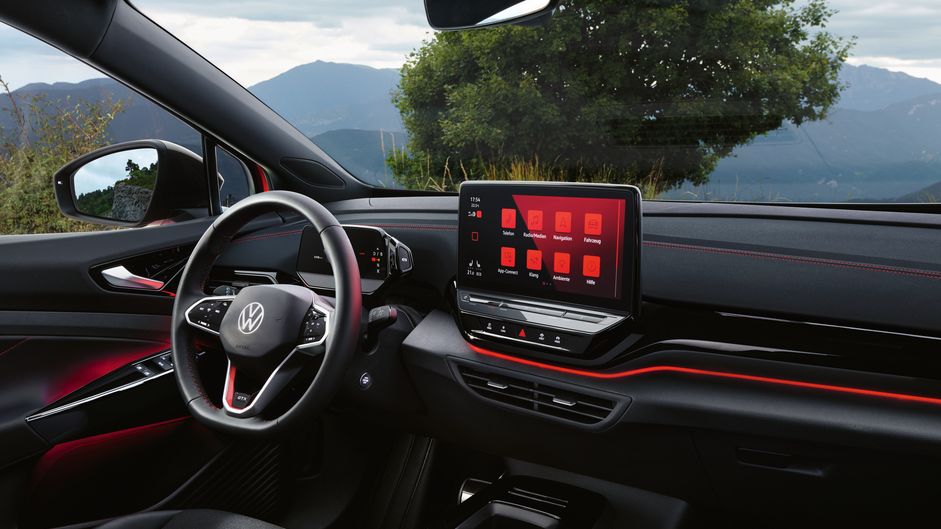 VW ID.5 GTX Interieur, Blick ins Cockpit auf das Multifunktionslenkrad und das Infotainments-System