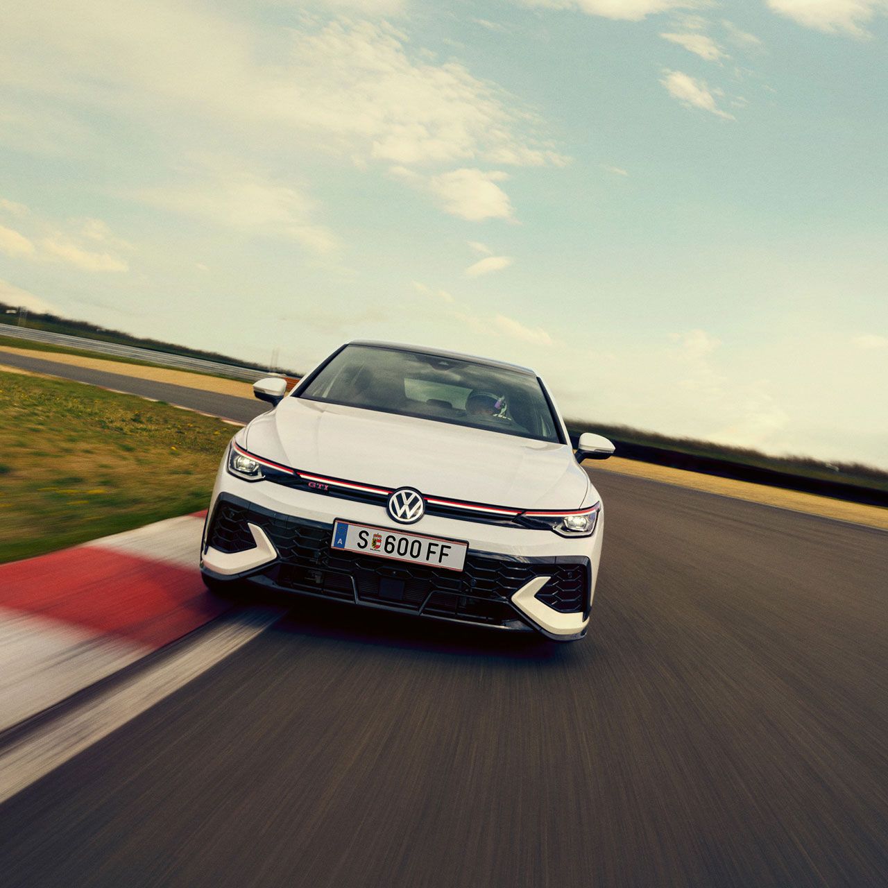 Blick von vorne auf den GTI Clubsport, der eine Kurve auf der Rennstrecke nimmt