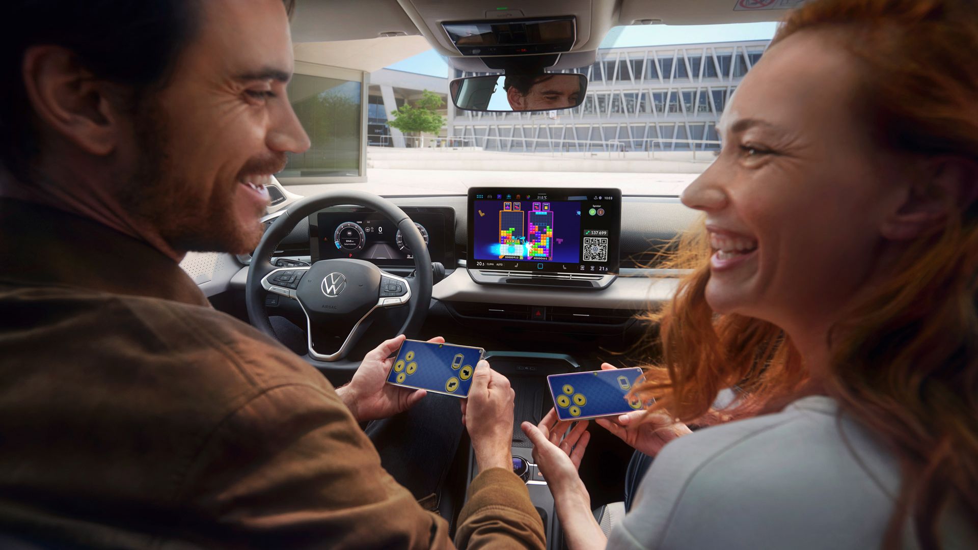  Ein Paar im T-Roc Style spielt Tetris via AirConsole mit Smartphones als Controller.