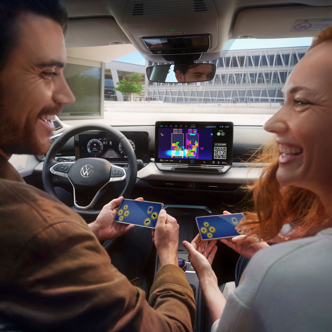  Ein Paar im T-Roc Style spielt Tetris via AirConsole mit Smartphones als Controller.