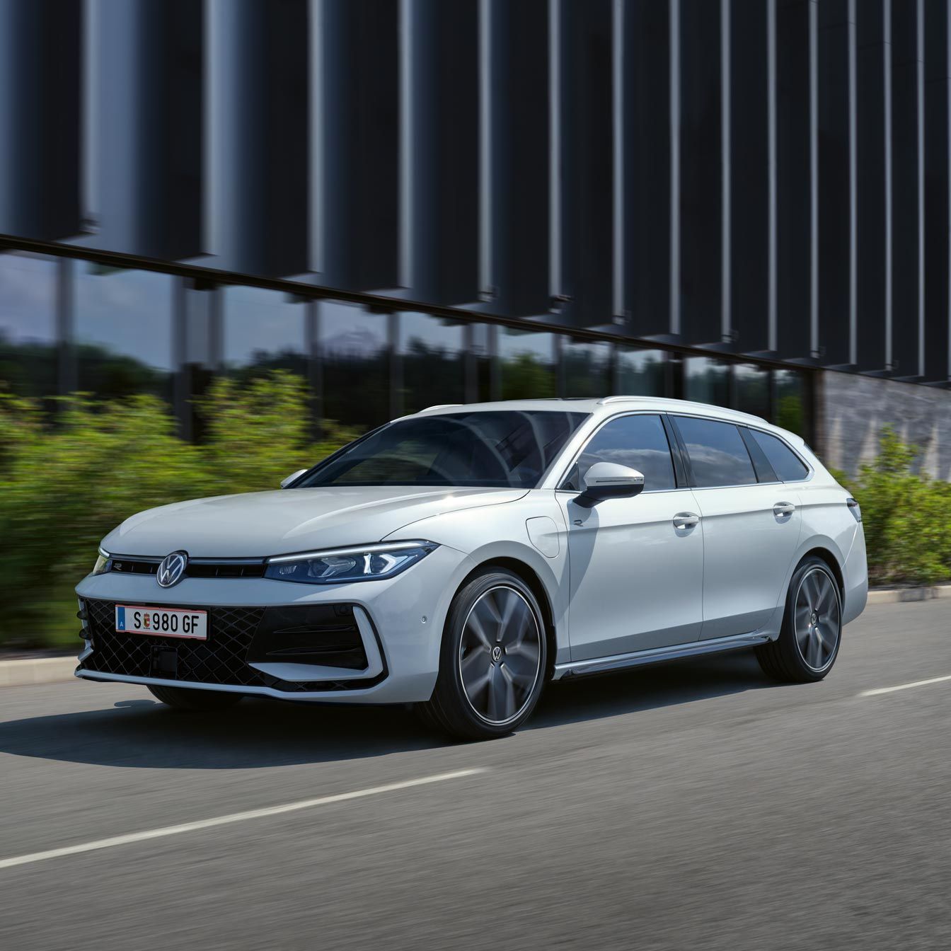 Ein weißer VW Passat R-Line fährt in einer Stadt