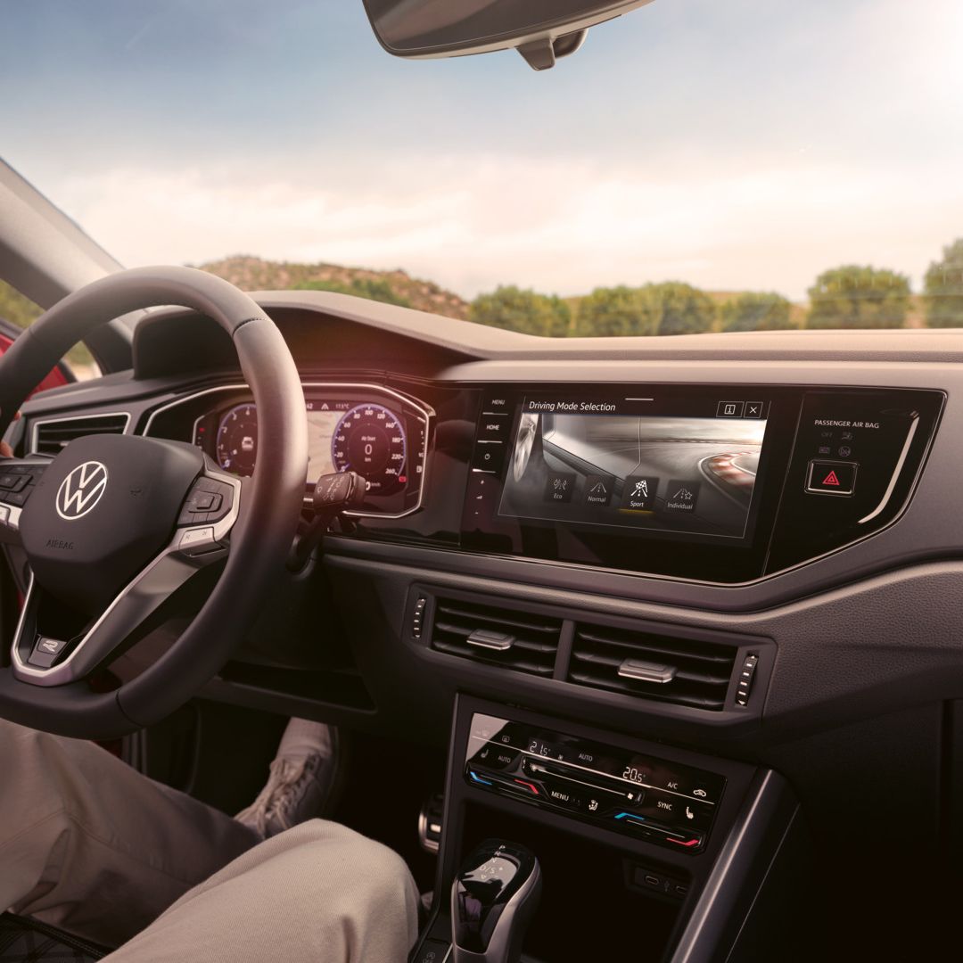 Detailansicht des Infotainmentsystems des VW Taigo mit der Fahrprofilauswahl im Display.