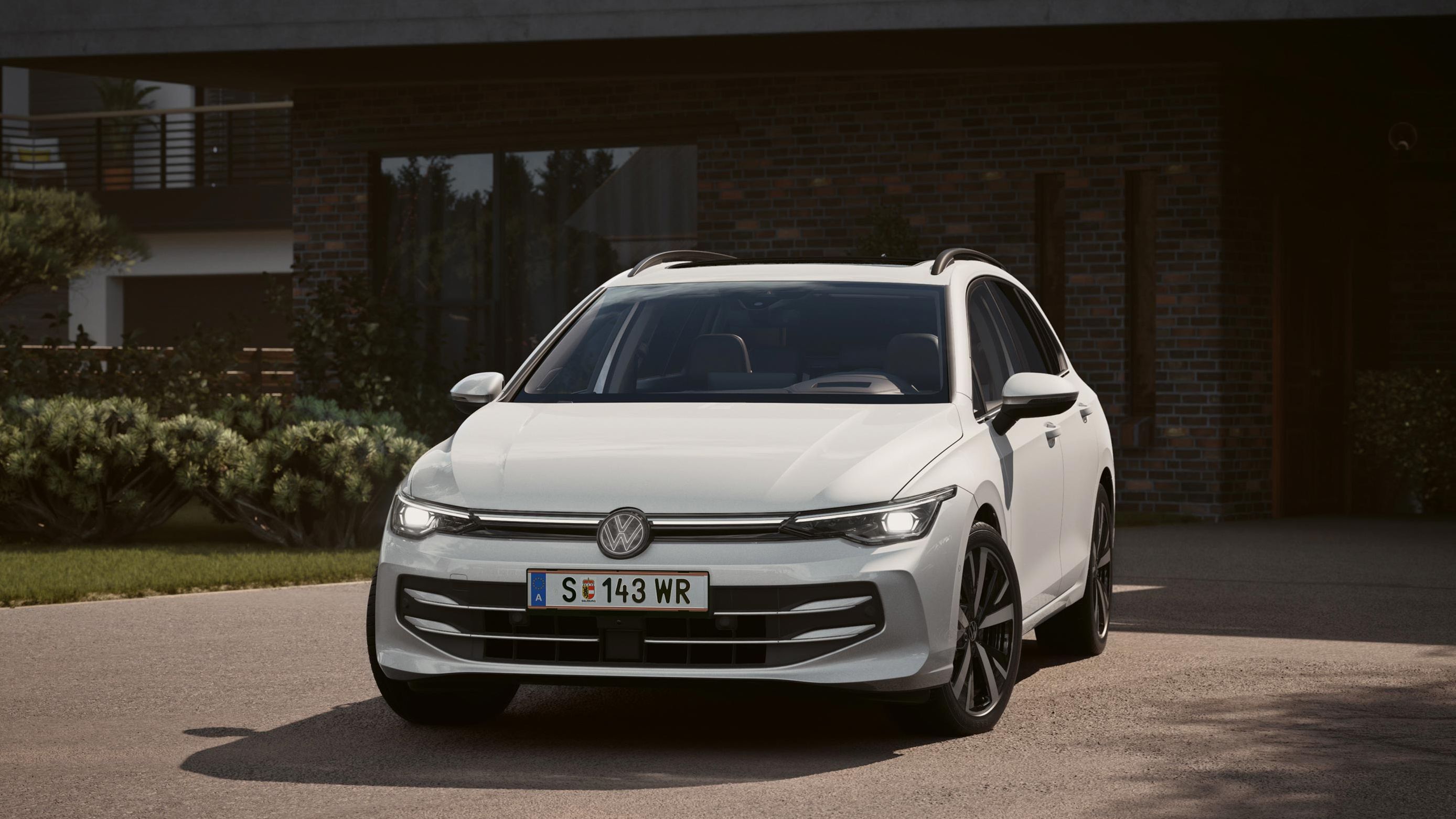 Frontansicht eines weißen VW Golf Variant mit IQ.LIGHT LED-Matrix-Scheinwerfern