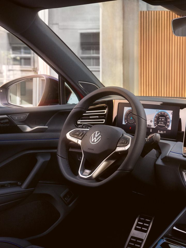  Blick auf das Infotainmentsystem im VW Tiguan R-Line mit Upgrades.