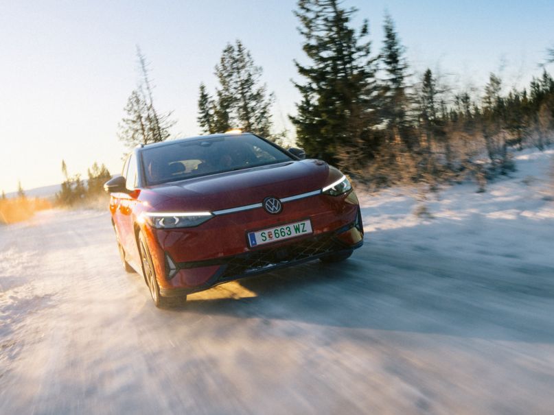 Ein roter ID.7 Tourer GTX fährt eine Landstraße entlang. 