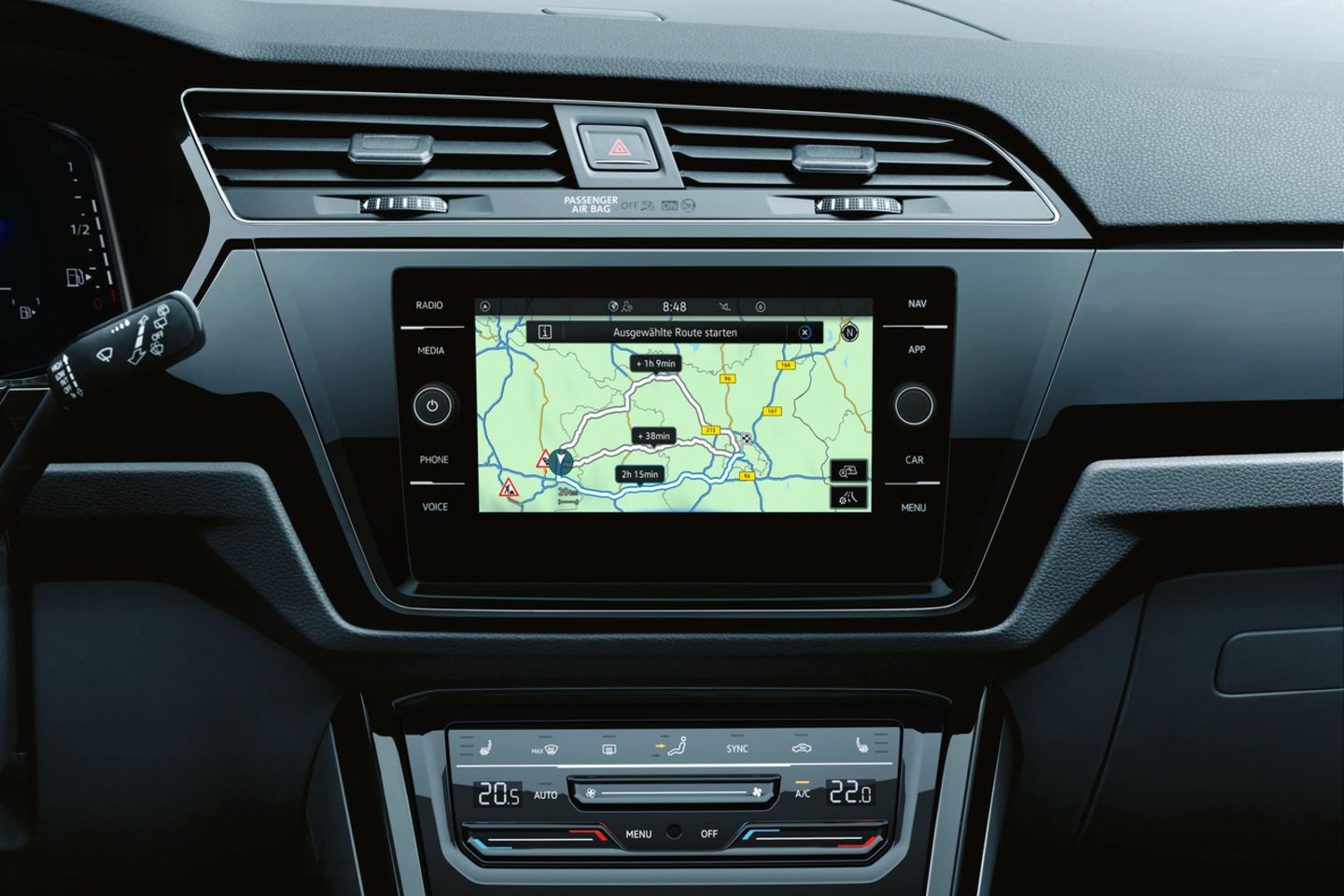 Interieur von Touran mit Fokus auf Infotainmentsystem mit Navigation 