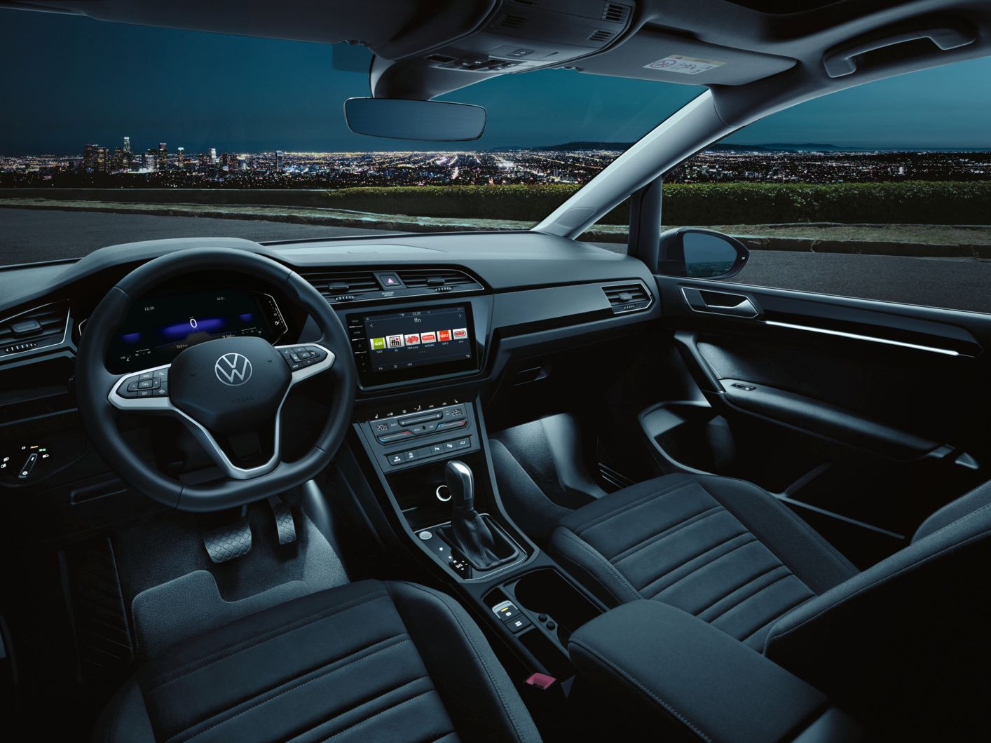 Interieur des VW Touran mit Ambientebeleuchtung