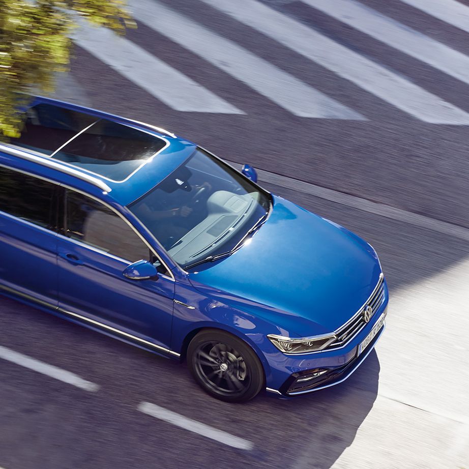 VW Passat Variant fährt auf einer Straße