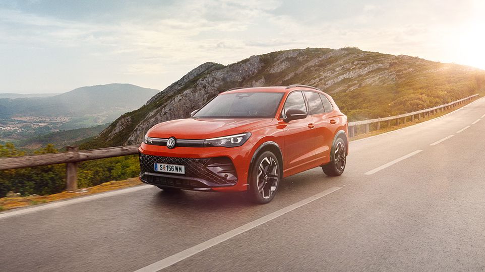 Roter VW Tiguan R-Line fährt auf Landstraße