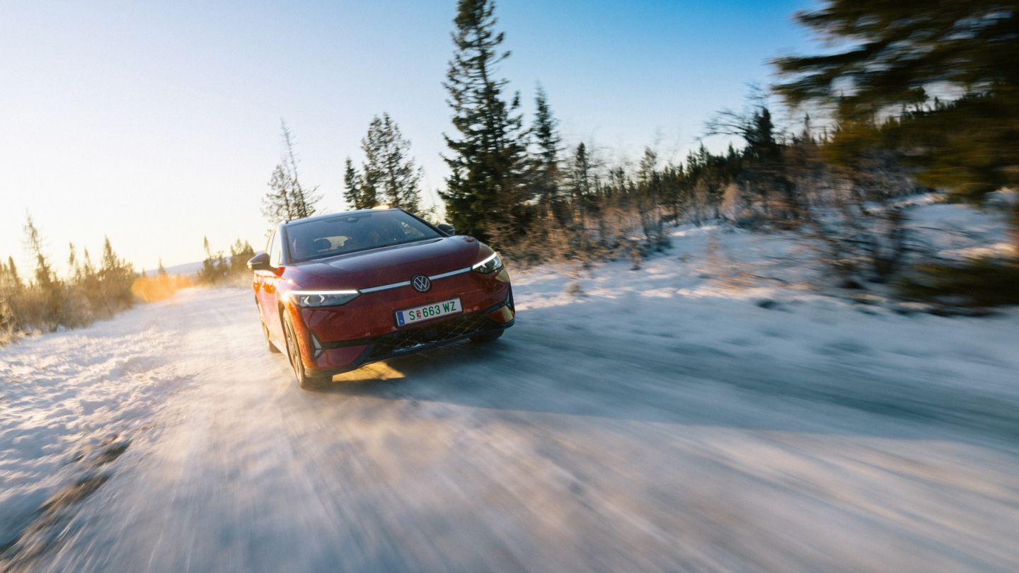 Ein roter ID.7 Tourer GTX fährt eine Landstraße entlang. 