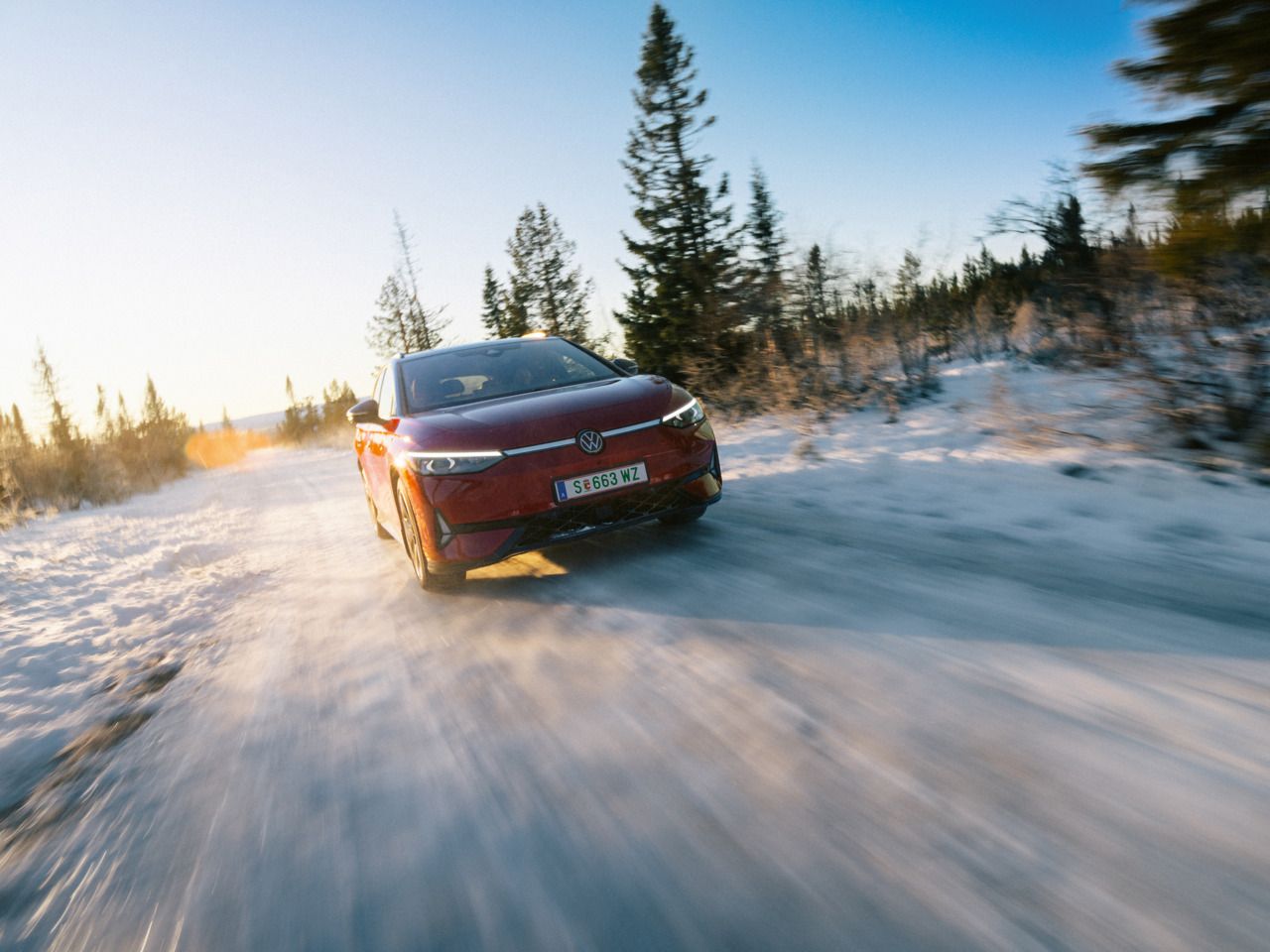 Ein roter ID.7 Tourer GTX fährt eine Landstraße entlang. 