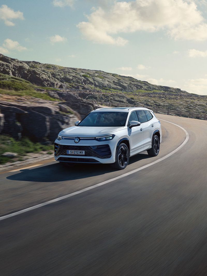 Tayron fährt auf einer Bergstraße