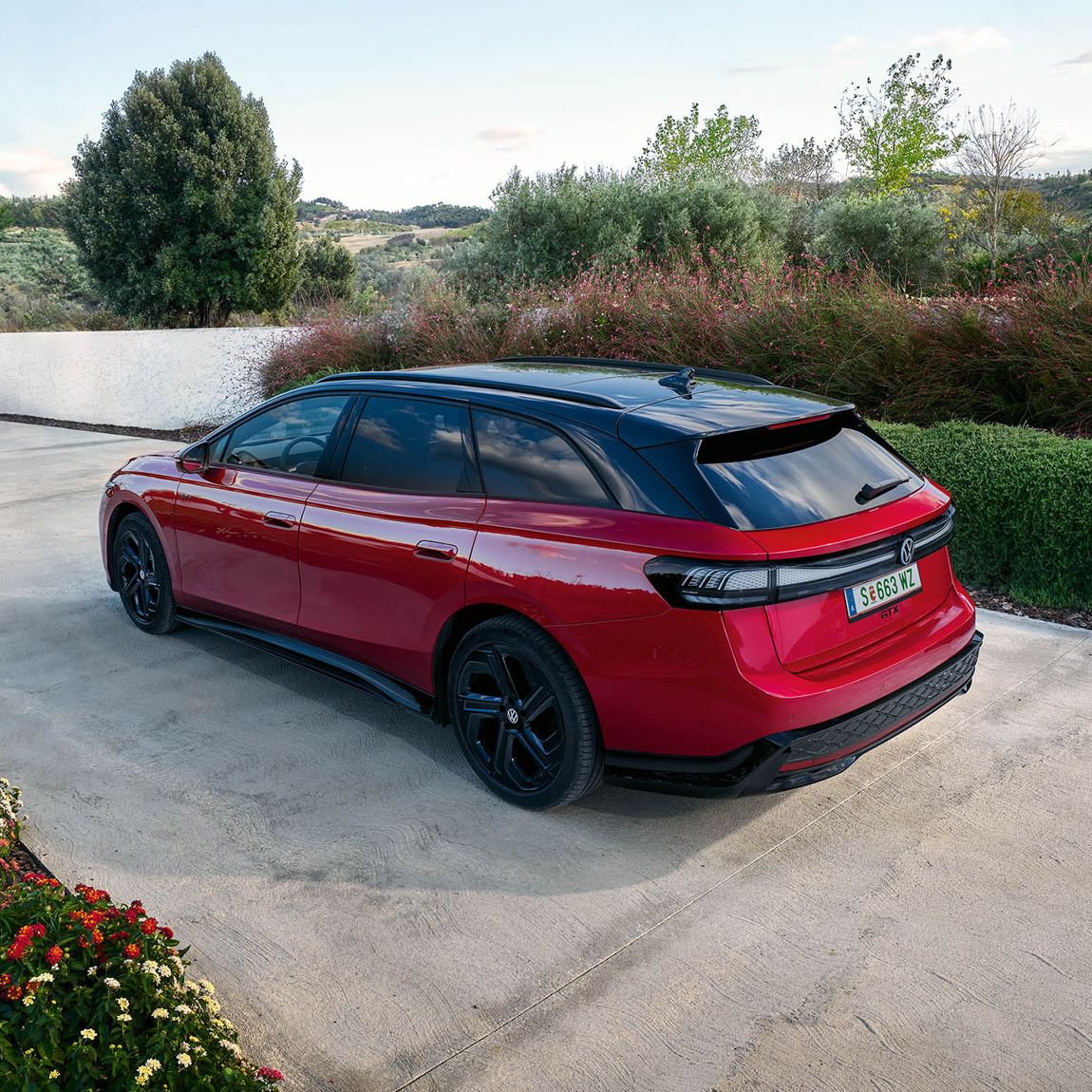 Ein roter VW ID.7 Tourer GTX schräg von hinten