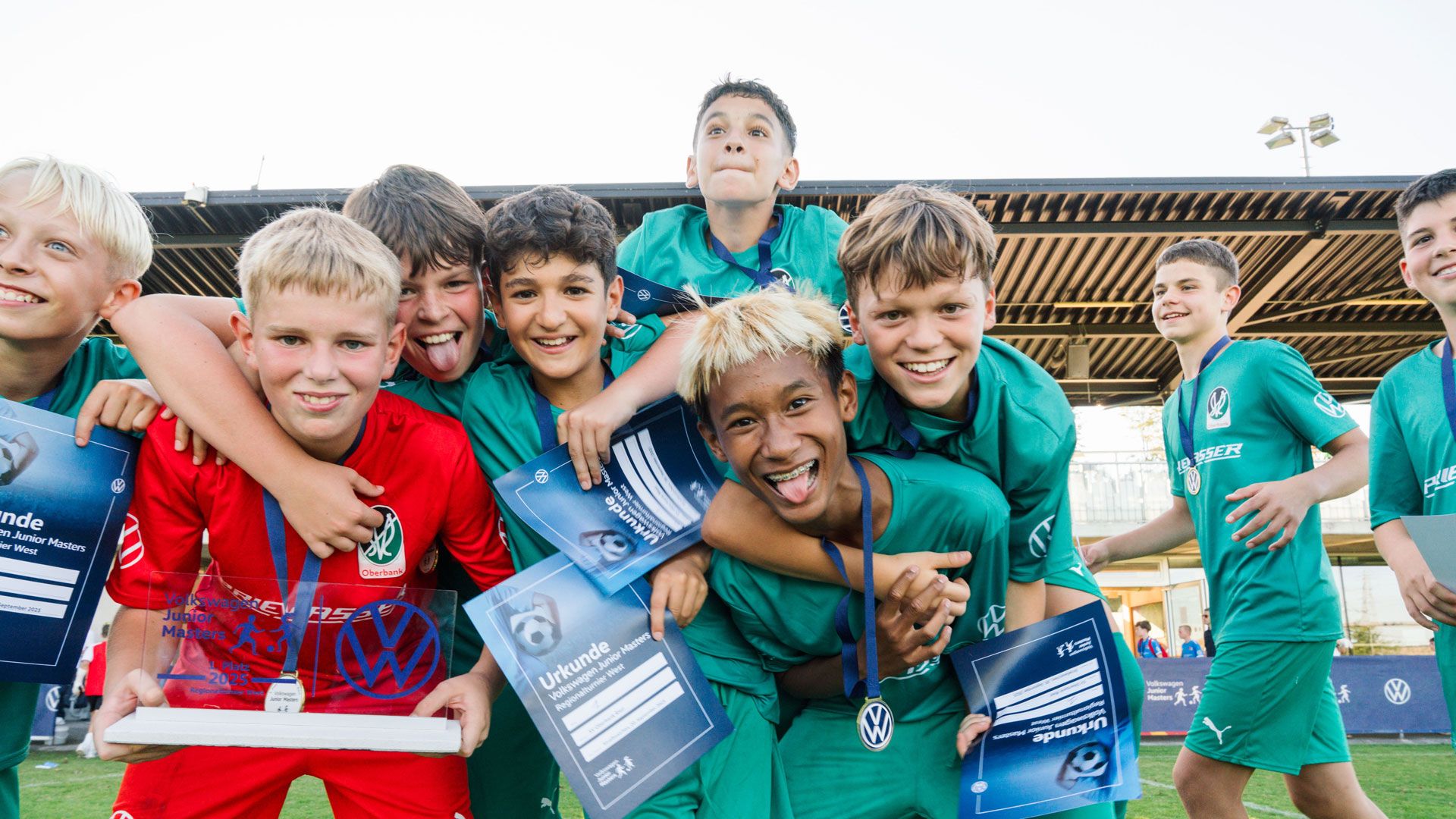 Ein Team beim VW Junior Masters Regionalturnier feiert ihren Sieg