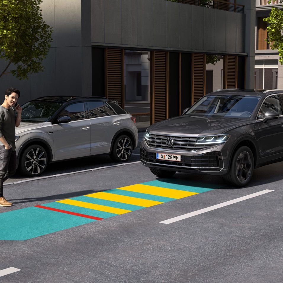 Grafik zeigt, wie der Notbremsassistent „Front Assist“ im VW Touareg funktioniert. 