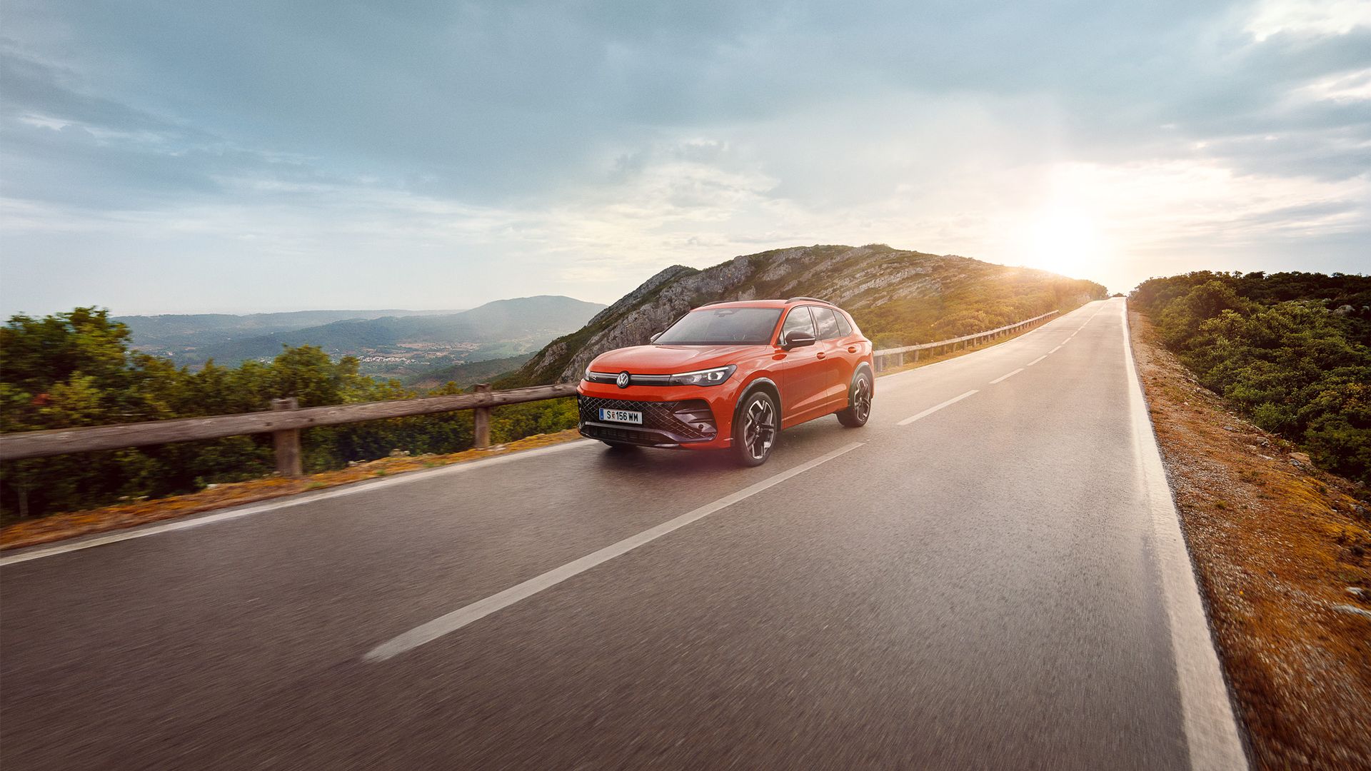 Roter VW Tiguan R-Line fährt auf Landstraße