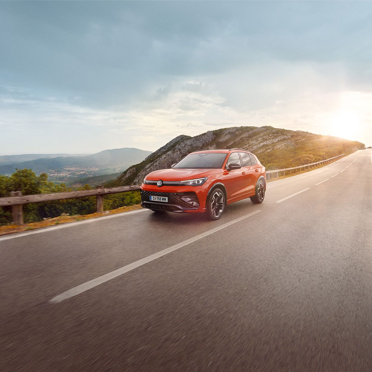 Roter VW Tiguan R-Line fährt auf Landstraße