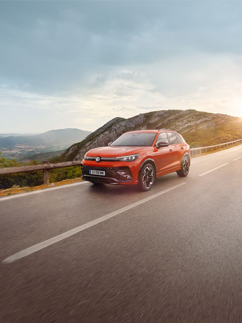 Roter VW Tiguan R-Line fährt auf Landstraße