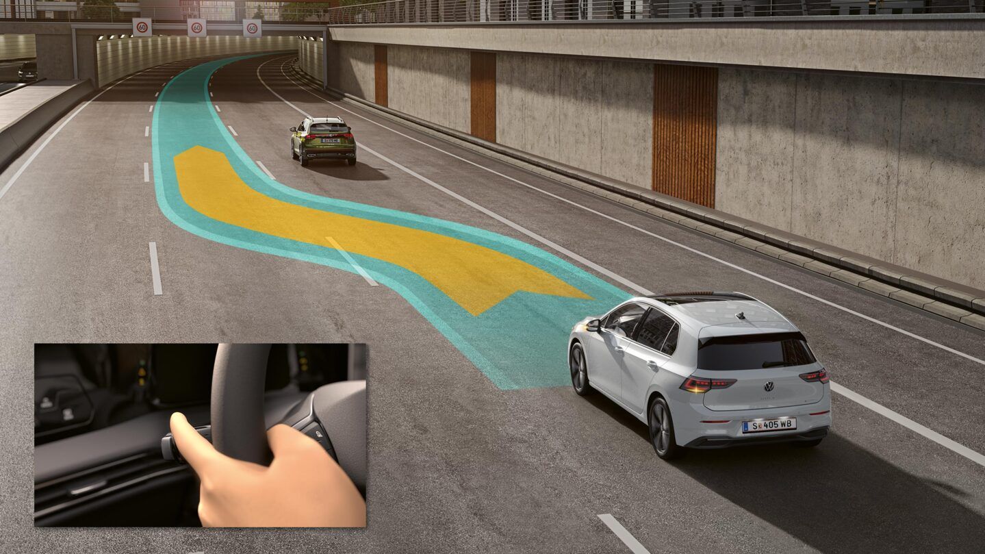 Illustration zeigt schematisch anhand eines VW Golf die Funktionsweise des Spurwechselassistenten.