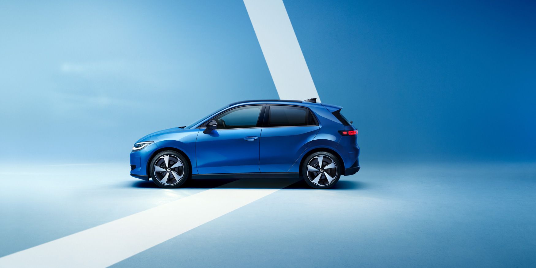 Seitenansicht eines blauen VW ID. Polo Style vor einem hellblauen Hintergrund.