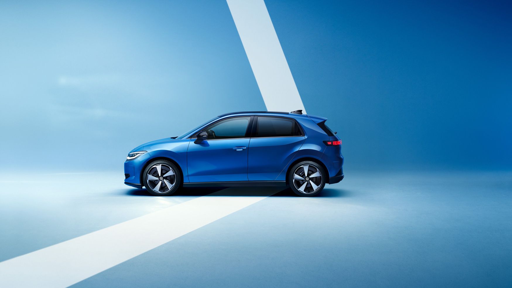 Seitenansicht eines blauen VW ID. Polo Style vor einem hellblauen Hintergrund.