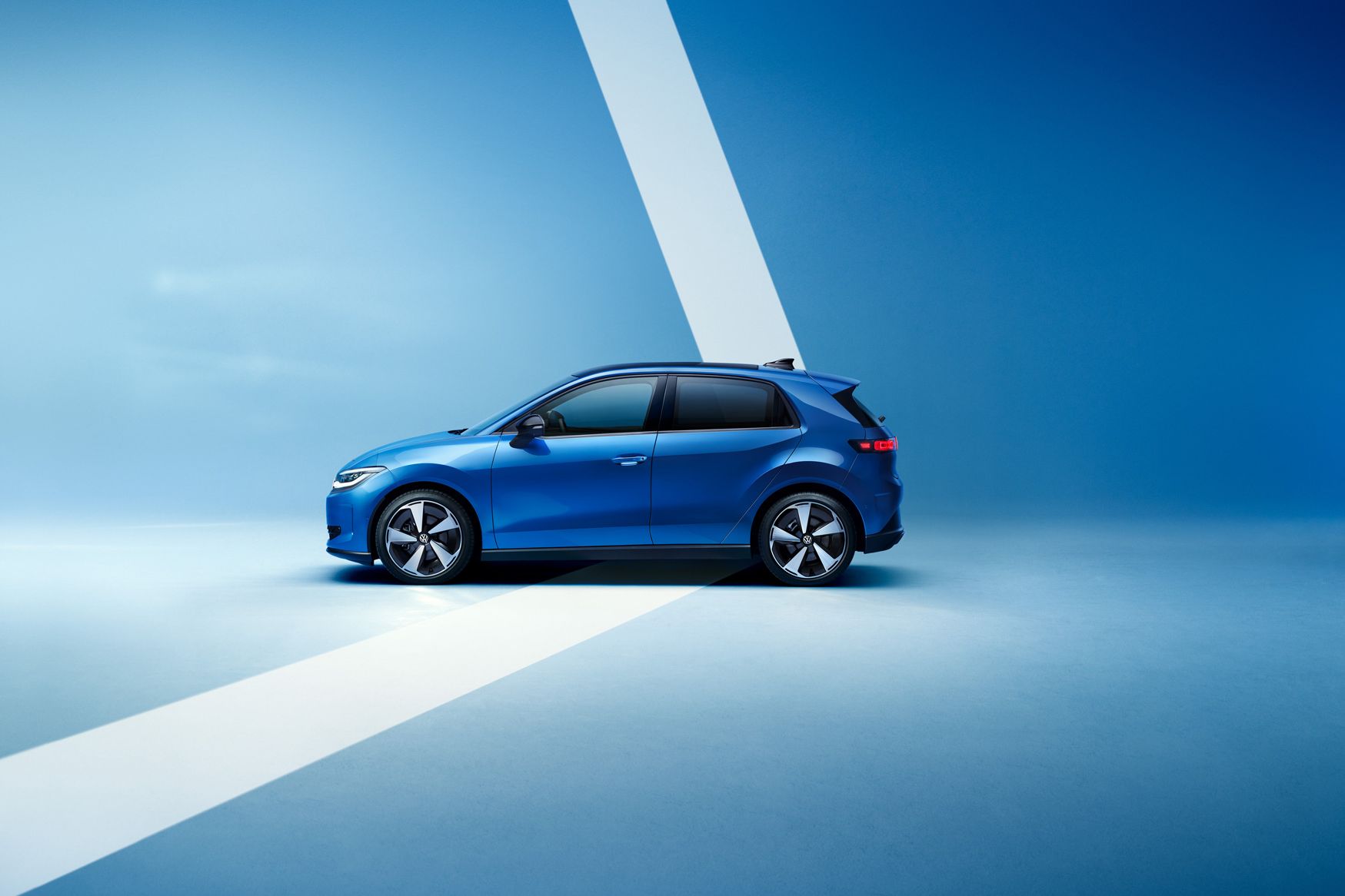 Seitenansicht eines blauen VW ID. Polo Style vor einem hellblauen Hintergrund.