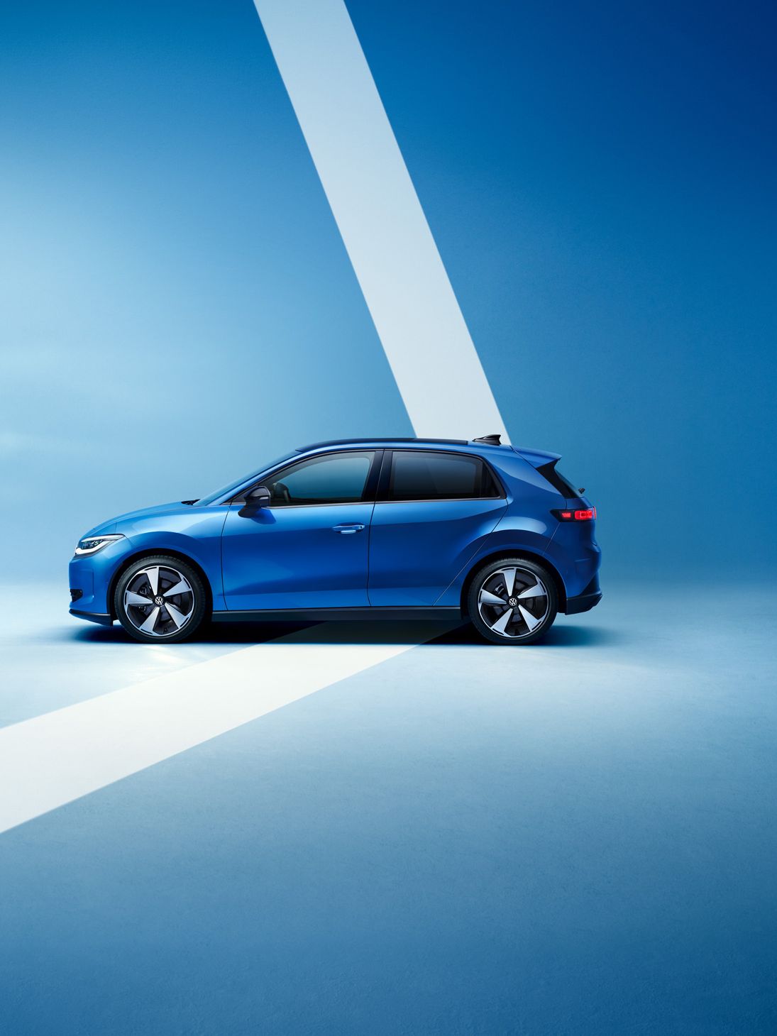 Seitenansicht eines blauen VW ID. Polo Style vor einem hellblauen Hintergrund.