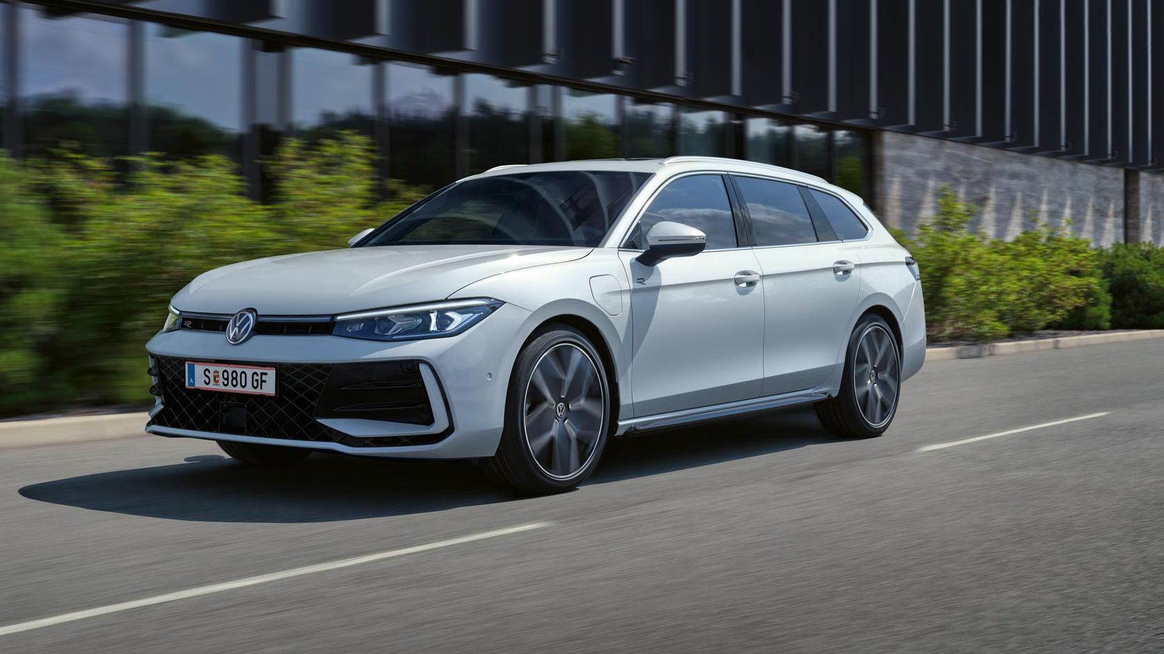 Ein weißer VW Passat R-Line fährt in einer Stadt