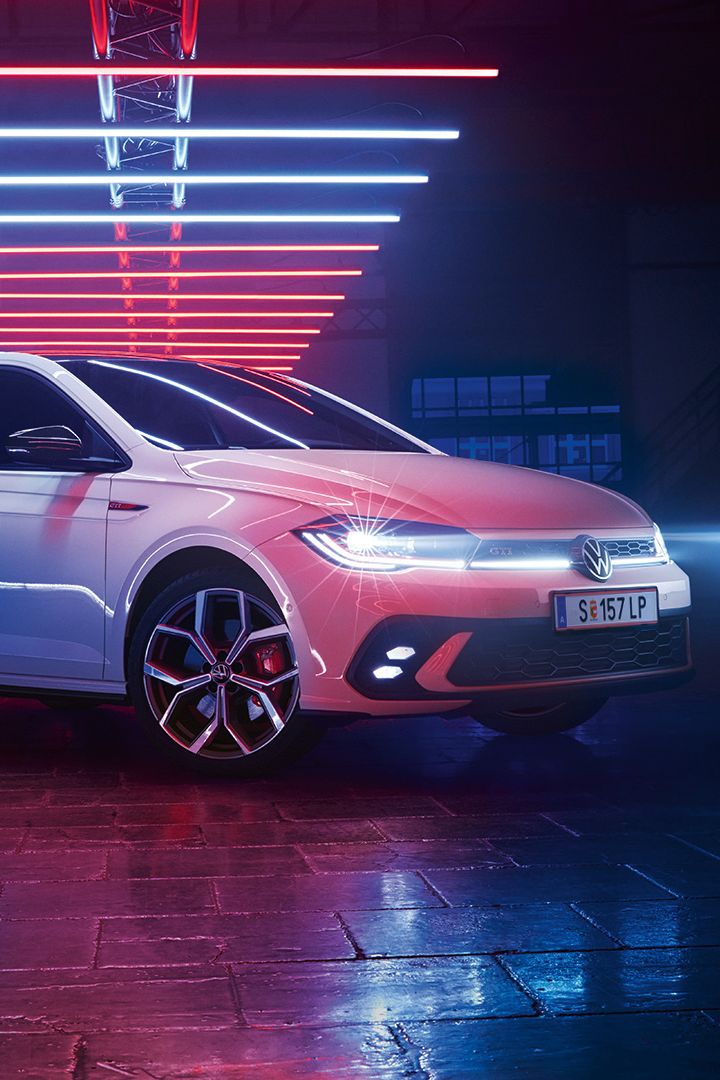 Seiten- und Frontansicht eines weißen VW Polo GTI