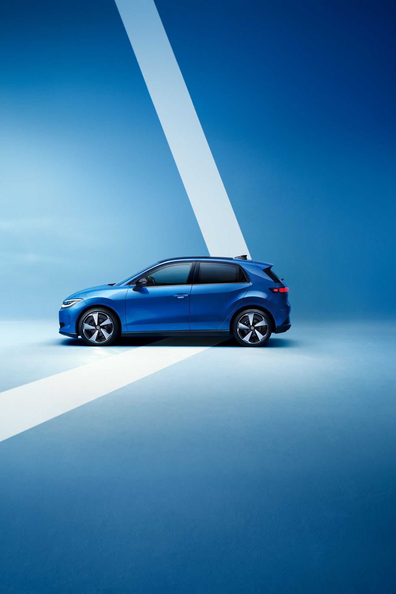 Seitenansicht eines blauen VW ID. Polo Style vor einem hellblauen Hintergrund.