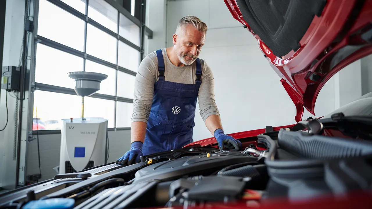 Volkswagen Service-Techniker beim Schnellservice