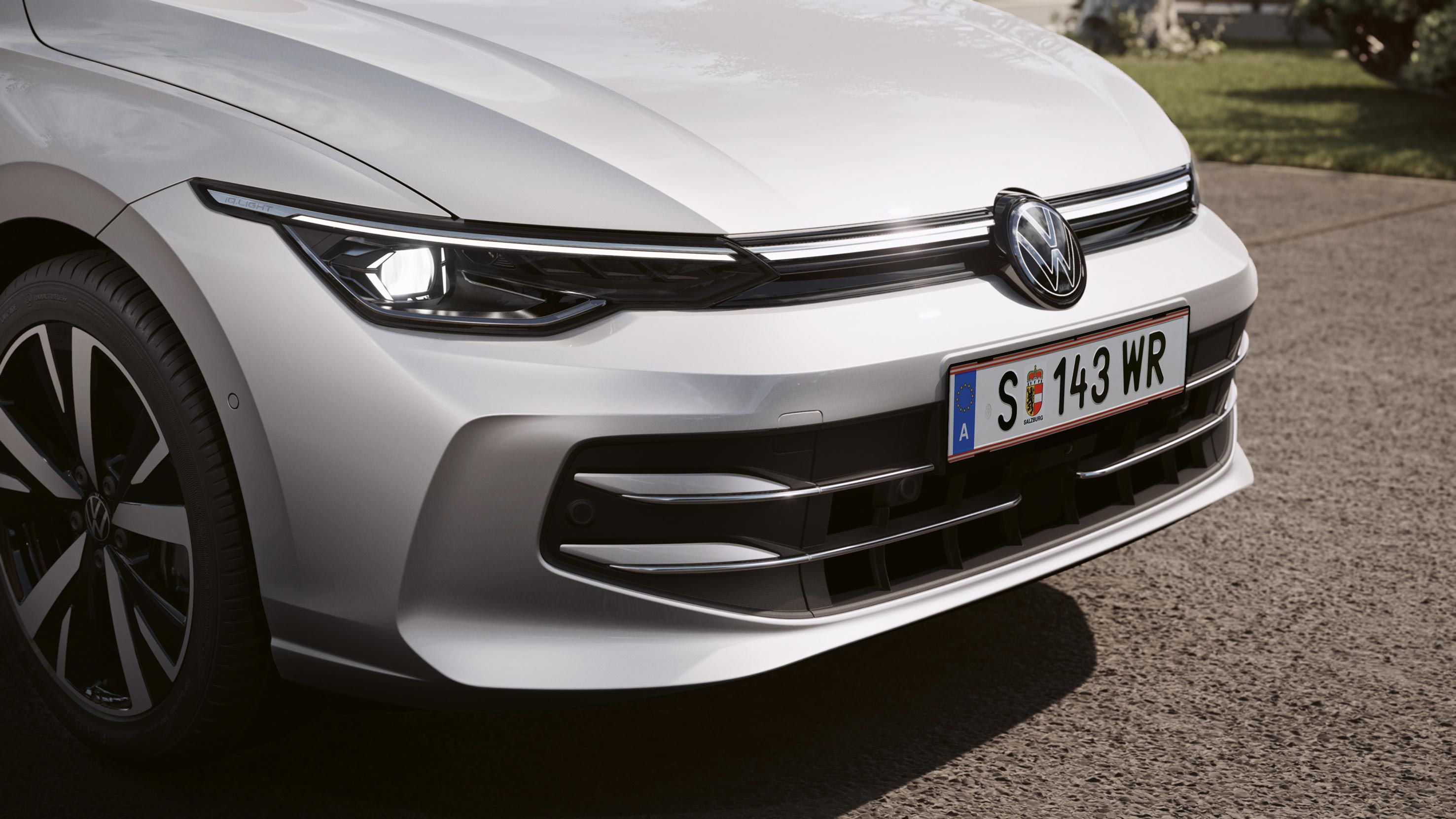 Detailansicht eines VW Golf Variant mit Front-Lichtsignatur und VW-Logo.