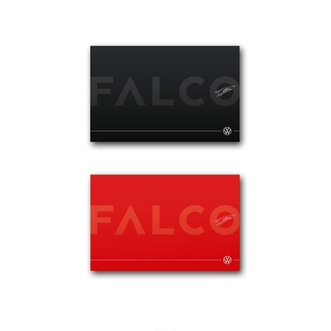 Zwei geschlossene Boxen sind in Frontalansicht übereinander angeordnet. Die obere Box ist schwarz und die untere rot. Auf beiden Präsentboxen steht das Wort "FALCO" in großen Buchstaben. In der Ecke rechts unten ist ein VW Logo zu sehen.