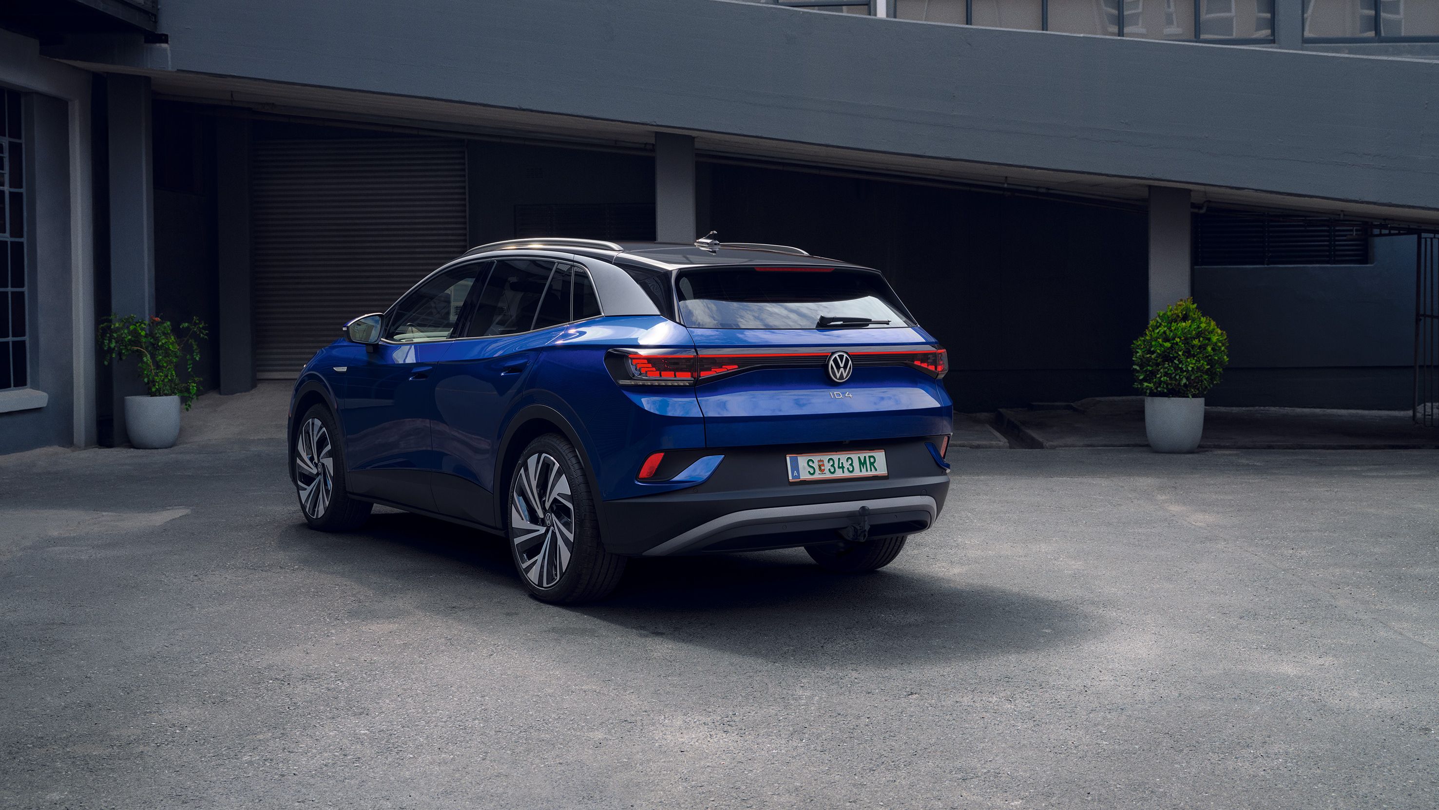 Heckansicht eines blauen VW ID.4