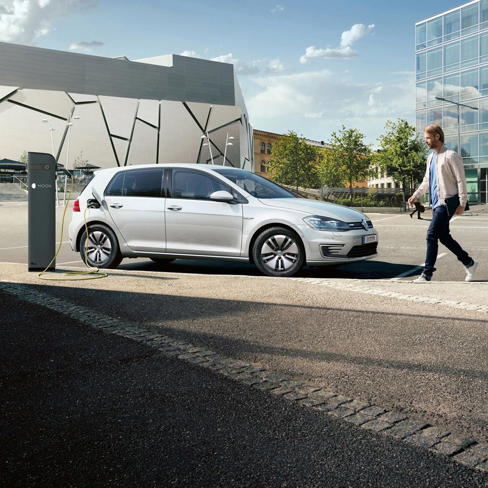 Ein silberner VW e-Golf beim Laden an einer MOON-Ladestation