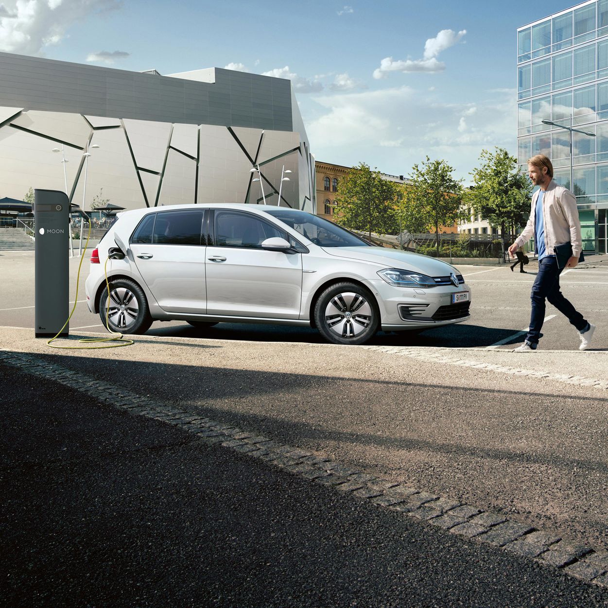 Ein silberner VW e-Golf beim Laden an einer MOON-Ladestation