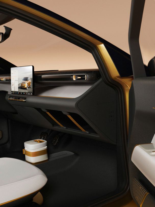 Blick in den Innenraum des ID. EVERY1 mit geöffneten Türen, hellem Interieur und zentralem Touchdisplay