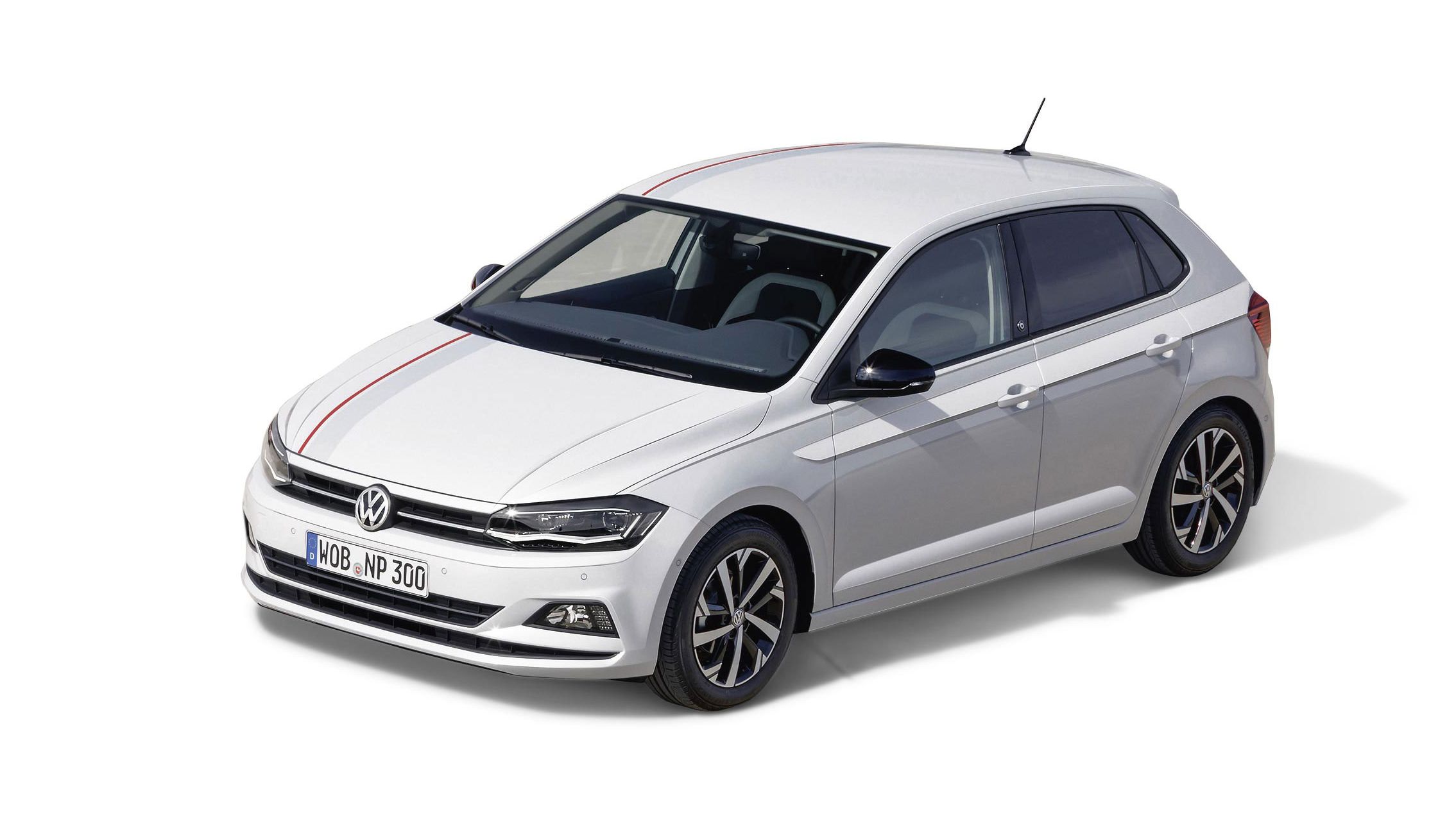 Ein weißer VW Polo Beats mit roten Akzenten auf der Motorhaube und dem Dach. Der Wagen hat vier Türen und schwarze Felgen. Er steht vor einem weißen Hintergrund.