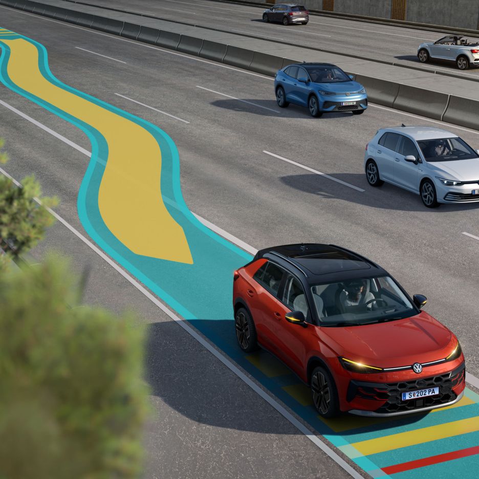 Illustration zeigt schematisch anhand eines VW T-Roc die Funktionsweise des Emergency Assist.