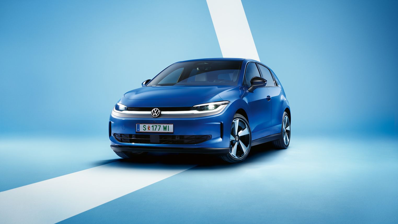 Ein blauer VW ID. Polo Style von schräg vorne vor einem hellblauen Hintergrund.