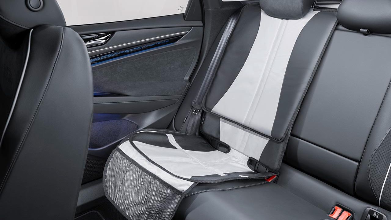 Volkswagen Unterlage für Kindersitze auf der Rückbank eines ID.7. ID.7.