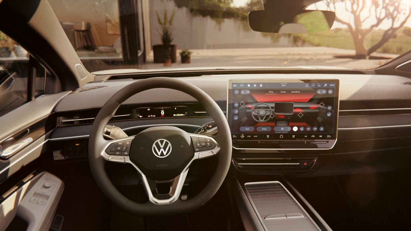 Cockpit eines VW ID.7 Tourer mit Multifunktionslenkrad und Infotainmentsystem.