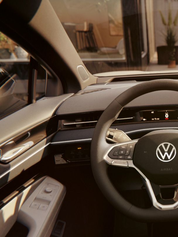 Cockpit eines VW ID.7 Tourer mit Multifunktionslenkrad und Infotainmentsystem.