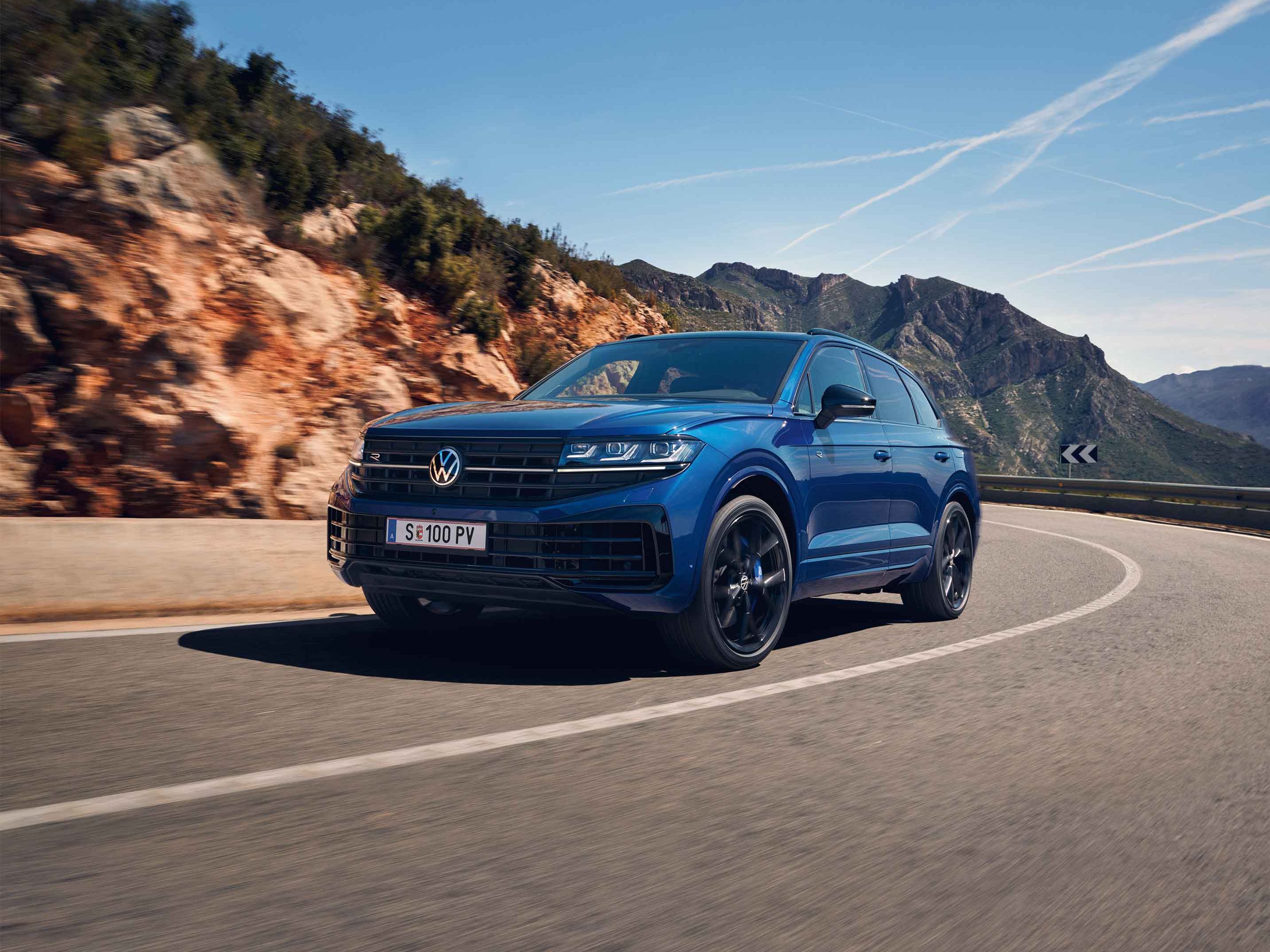 Der VW Touareg R eHybrid fährt auf einer Bergstraße