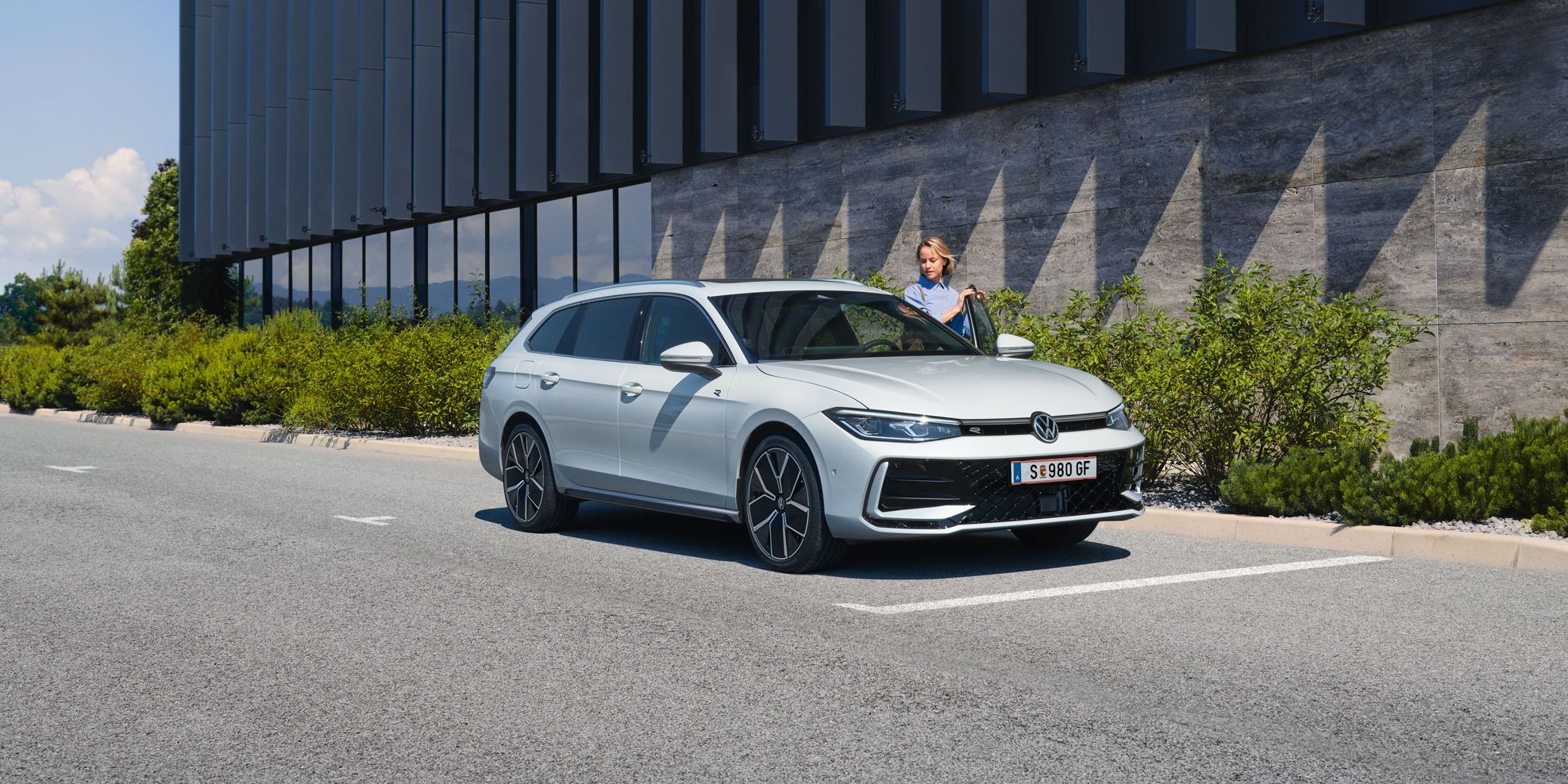 Frau steig in weißen VW Passat R-Line