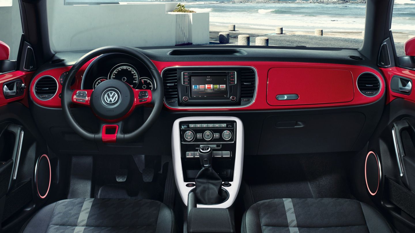 VW Beetle Interieur und Cockpit rot und schwarz