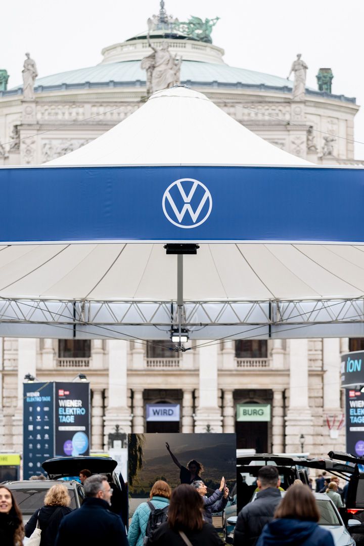 Blick auf den Messestand von Volkswagen bei den Wiener Elektrotagen 2025.