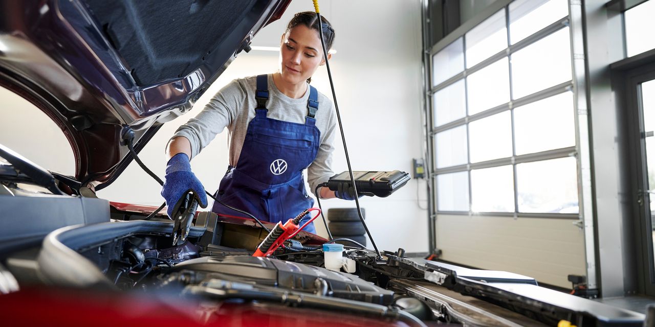 Volkswagen Technikerin bei der „Pickerl“ Begutachtung
