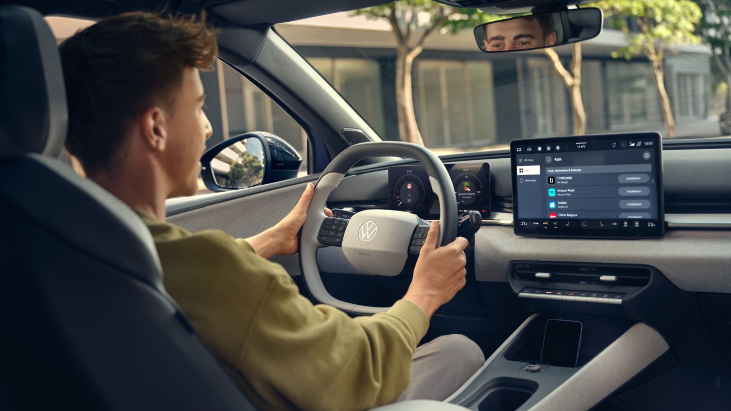 Ein Mann sitzt am Steuer eines VW ID.Polo Style.